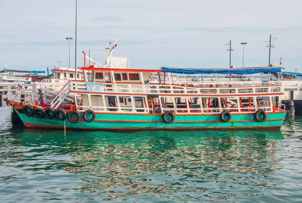 Barcos Transporte Excursiones Puerto Muelle Tailandia Sudeste Asiático —  Fotos de Stock