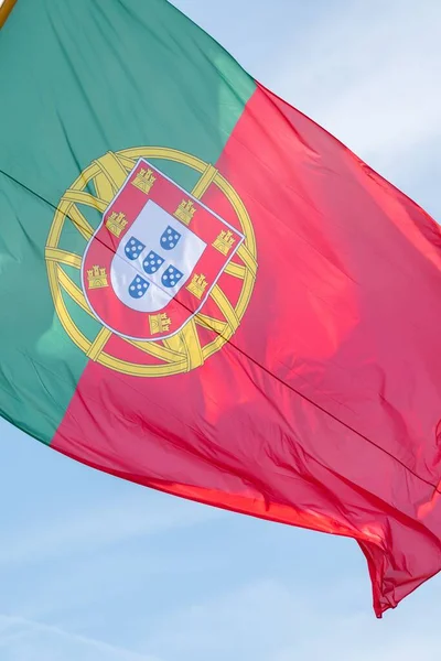 Tiro Vertical Bandeira Portugal Acenando Durante Vento Fundo Céu — Fotografia de Stock