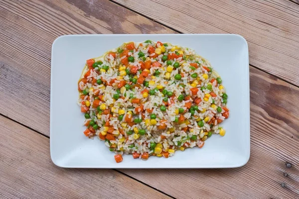 Zoete Maïs Rode Paprika Groene Erwten Heerlijke Gezonde Vegetarische Risotto — Stockfoto