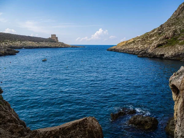 Vzdušný Výhled Moře Obklopeno Útesy Pozadí Věže Xlendi Pod Modrou — Stock fotografie