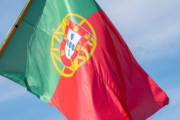 Close Bandeira Portugal Acenando Durante Vento Fundo Céu — Fotografia de Stock