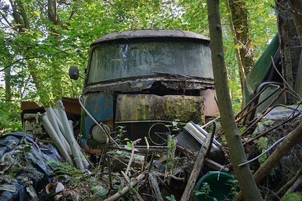 Disparo Coche Abandonado Viejo Bosque — Foto de Stock