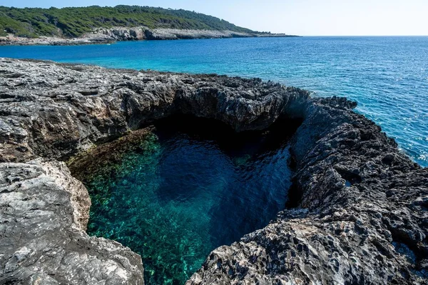 カリブ海とイタリアのプーリア州のトレミティ諸島への結晶性の海 — ストック写真