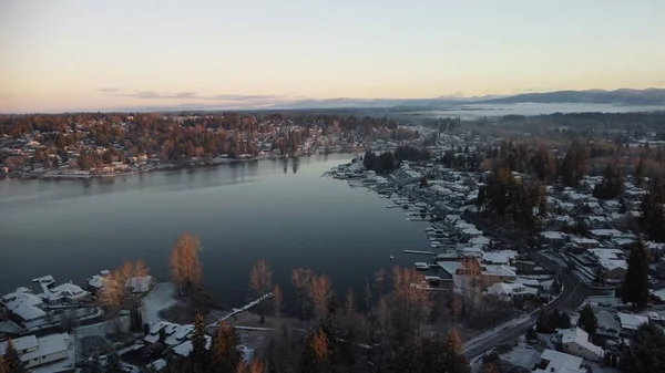 Dron Powietrzny Widok Jeziora Stevens Otoczony Drzewami Domami Zimie — Zdjęcie stockowe