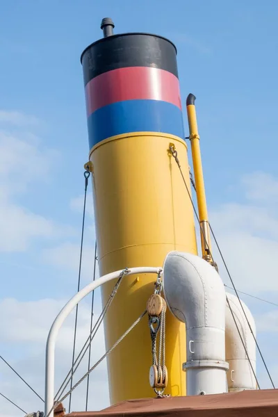 Eine Vertikale Aufnahme Einer Bunten Metallwasserröhre Auf Einem Schiff Wolkenverhangenen — Stockfoto