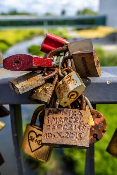 Een Mix Van Sluizen Met Namen Als Symbool Van Liefde — Stockfoto