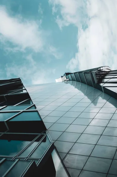 Angolo Basso Moderno Edificio Vetro Con Cielo Blu Sullo Sfondo — Foto Stock
