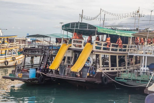 Тур Яхта Водной Горкой Корме Пирсе Таиланде Юго Восточной Азии — стоковое фото