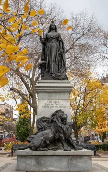 Hermoso Disparo Otoño Estatua Reina Victoria Gore Park Hamilton Ontario — Foto de Stock