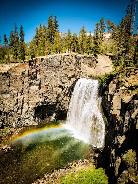 Niesamowity Widok Rainbow Falls Mammoth Lakes Wodospad Płynący Skalistych Klifów — Zdjęcie stockowe