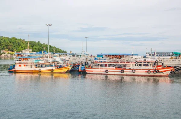 Vervoer Excursie Boten Een Haven Pier Thailand Zuidoost Azië — Stockfoto
