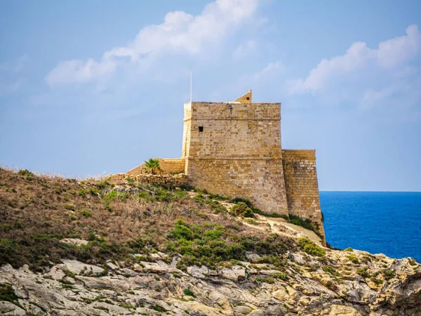 Vzdušný Výhled Xlendi Tower Obklopený Skálami Pozadí Moře Maltě — Stock fotografie