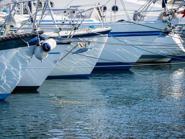 Tiro Close Barcos Brancos Navegando Água — Fotografia de Stock