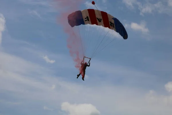 Zbliżenie Drużyny Spadochronowej Raf Falcons Lecącej Spadochronem Podczas Narodowego Dnia — Zdjęcie stockowe