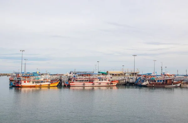 Barcos Transporte Excursiones Puerto Muelle Tailandia Sudeste Asiático — Foto de Stock