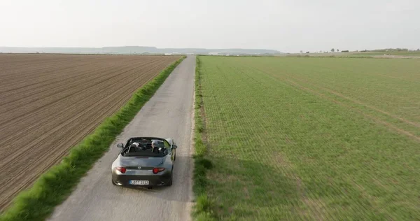 Una Vista Mazda Lujo Una Carretera Con Campos Durante Amanecer — Foto de Stock