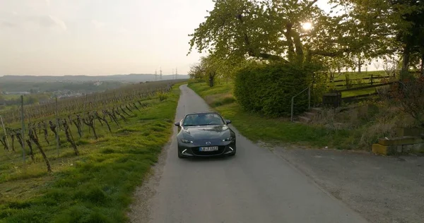 Uitzicht Een Luxe Mazda Een Weg Met Velden Tijdens Zonsopgang — Stockfoto
