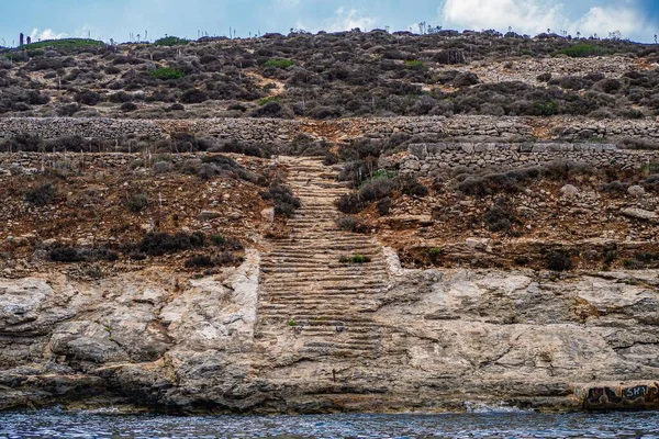 Vzdušný Pohled Staré Schodiště Kamenných Útesech Obklopených Vodou Maltě — Stock fotografie