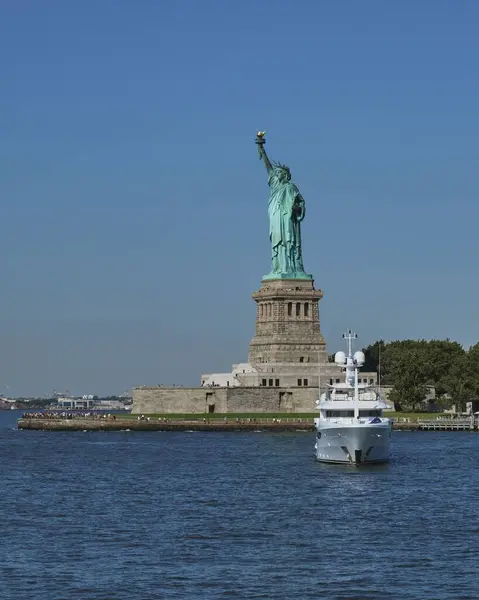 Yacht Blanc Dirigeant Vers Caméra Dans Baie New York Avec — Photo