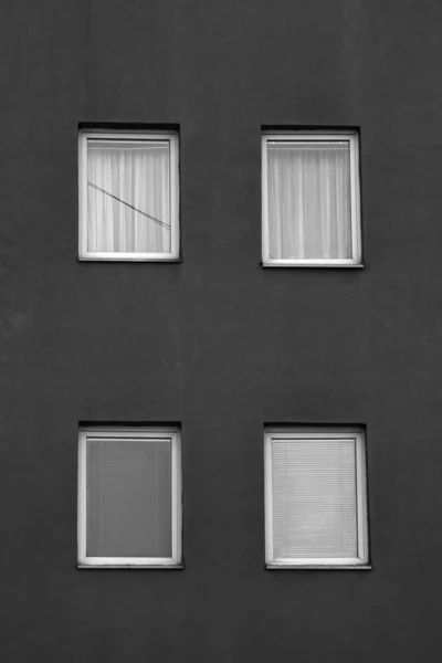 Een Verticaal Shot Van Gesloten Windows Van Een Gebouw Met — Stockfoto