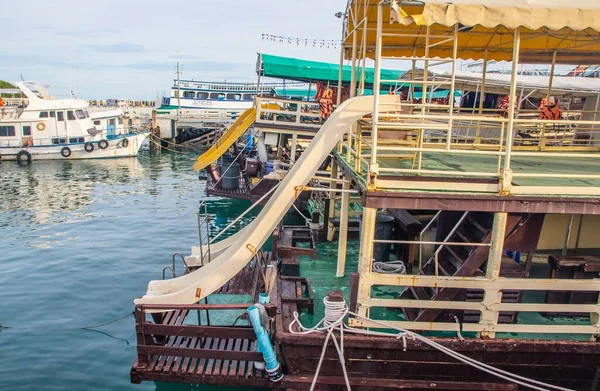 Barco Excursión Evento Con Tobogán Agua Popa Muelle Tailandia Sudeste —  Fotos de Stock