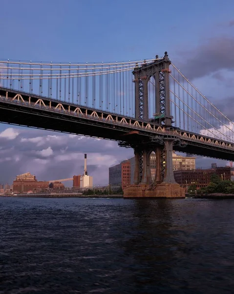 Låg Vinkel Skott Från East River Manhattan Bridge Mot Molnig — Stockfoto