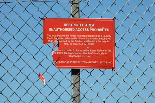 Złamany Znak Zastrzeżonego Obszaru Ogrodzeniu Łańcuchowym Doncaster Sheffield Airport South — Zdjęcie stockowe