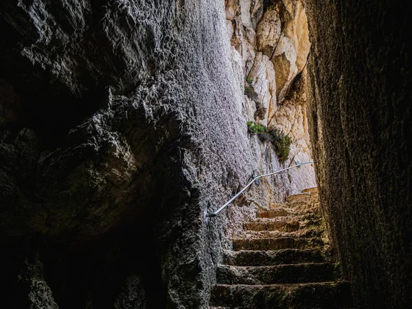 Mağaradaki Taş Duvarlarla Çevrili Taşlı Merdiven Manzarası — Stok fotoğraf