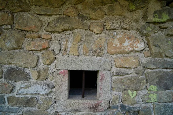 Tiro Edifício Antigo Uma Pequena Janela — Fotografia de Stock