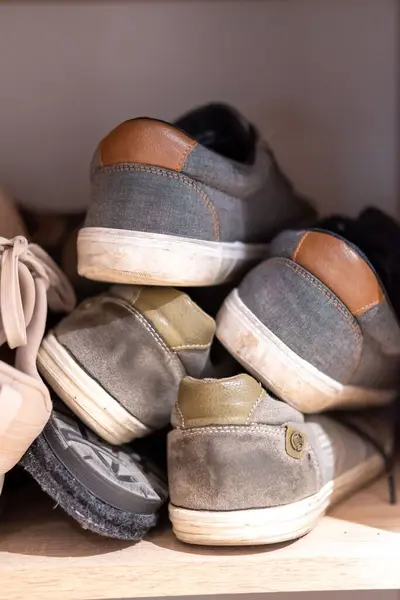 Uma Pilha Sapatos Velhos Uma Prateleira Madeira — Fotografia de Stock