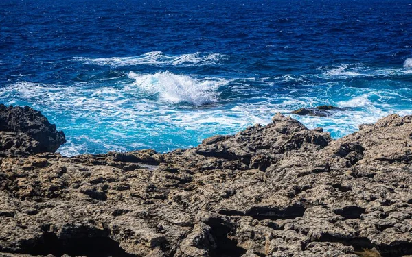 海浪冲破岩石海滩的景象 — 图库照片