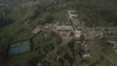 Hertfordshire Essex sınırındaki Down Hall Hotel & Spa 'nın insansız hava aracı görüntüleri.