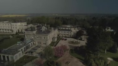 Hertfordshire Essex sınırındaki Down Hall Hotel & Spa 'nın insansız hava aracı görüntüleri.
