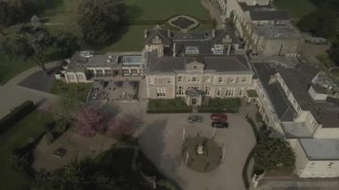 Hertfordshire Essex sınırındaki Down Hall Hotel & Spa 'nın insansız hava aracı görüntüleri.