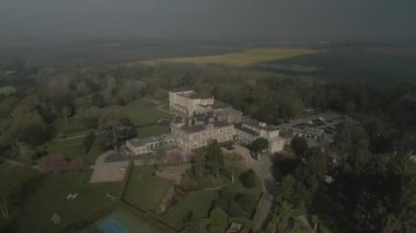 Hertfordshire Essex sınırındaki Down Hall Hotel & Spa 'nın insansız hava aracı görüntüleri.