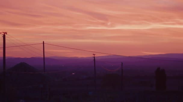 Een Videomateriaal Van Elektrische Palen Met Een Zonsondergang Aan Horizon — Stockvideo