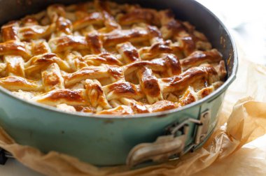 Nefis elmalı turta masada.