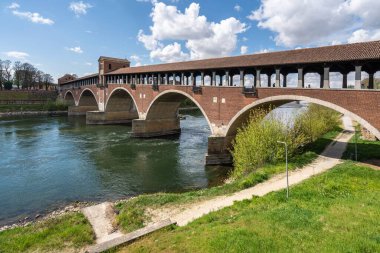 Pavia 'daki Ponte Koperto (Kapalı Köprü), Ticino Nehri üzerindeki tuğla kemer köprüsü, Lombardy, İtalya