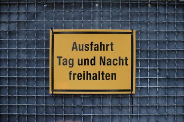 Giriş kapısında sarı bir tabela var 