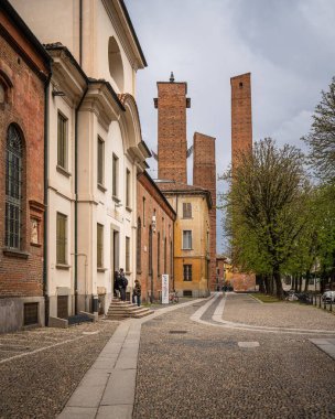 Pavia, İtalya, Mar. 2022 - Pavia Üniversitesi yakınlarındaki üç eski ortaçağ kulelerinin manzarası
