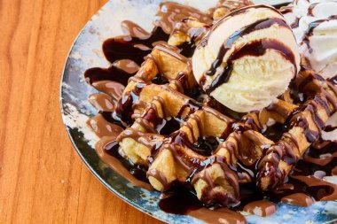 Çikolatalı, kremalı ve vanilyalı bir waffle.