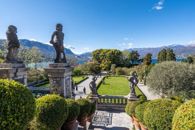 İtalyan tarzı Palazzo Borromeo bahçesini süsleyen heykeller ve heykeller Isola Bella, Stresa, İtalya