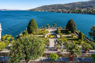 Maggiore Gölü, Stresa, Piedmont, İtalya manzaralı bir İtalyan bahçesi.