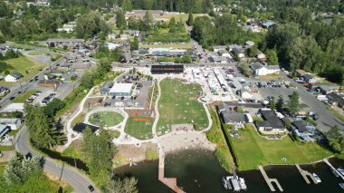 Stevens Gölü Çiftçi Pazarı 'nın ve birçok park etmiş arabanın hava aracı görüntüsü.