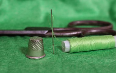 Yeşil İplik, Yüksük ve İğne Makarnası Yeşil Kumaşa Yaklaş