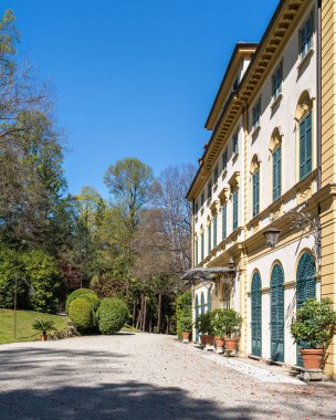 Stresa 'daki Villa Pallavicino Maggiore Gölü, Piedmont, İtalya manzaralı güzel bir park ile çevrilidir.