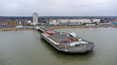 İngiltere 'de Kent Bulutlu Günü' nde Herne Körfezi sahil kasabasında.