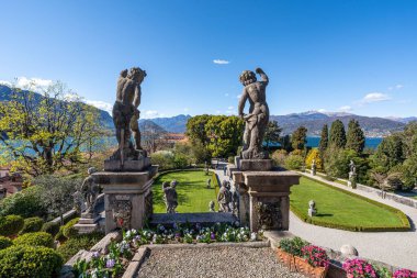 İtalyan tarzı Palazzo Borromeo bahçesini süsleyen heykeller ve heykeller Isola Bella, Stresa, İtalya