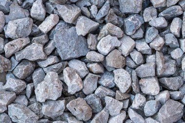 Toprak yolun desenli yüzeyi ezilmiş taştan geniş ekranlarla dolu..