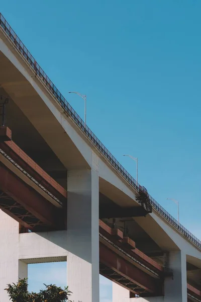 ポルトガルリスボンのタガス川にかかる25 Abril Bridgeの垂直ショット — ストック写真